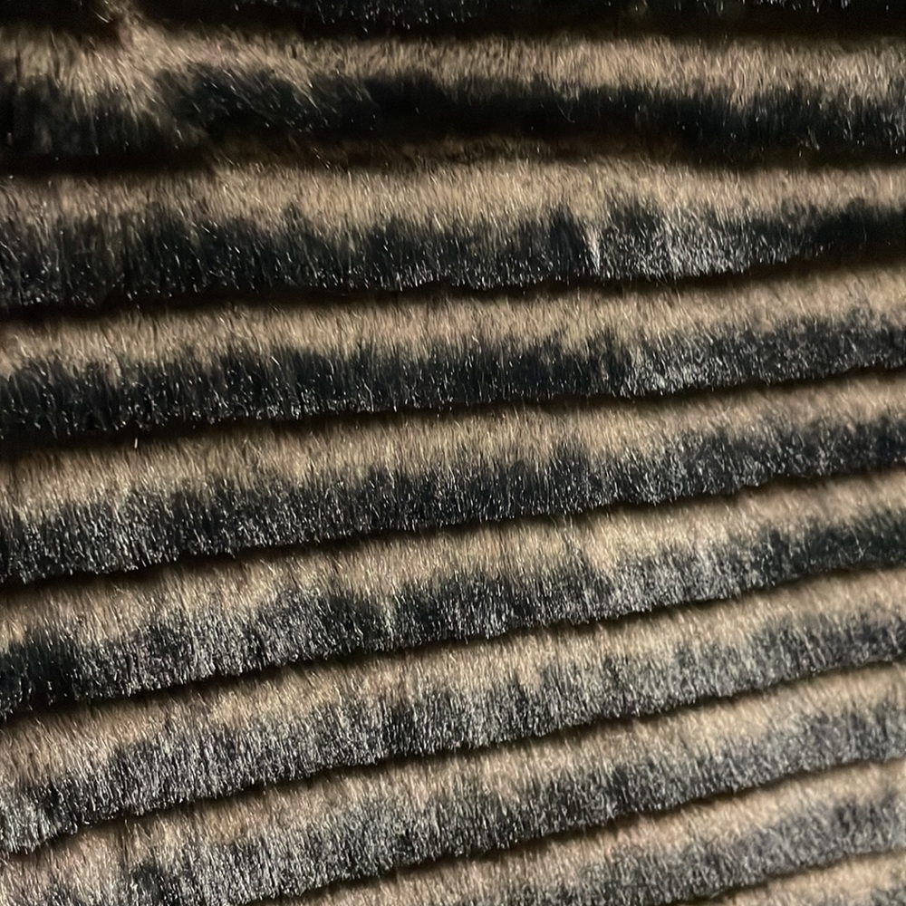 Tahari faux fur vest with hood - Picture 3 of 3